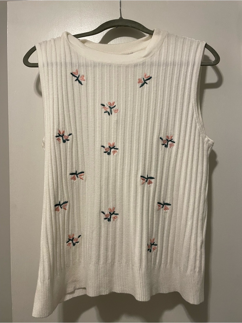 NWT XL Vila Milano White Ribbed Sleeveless Knit Tank w/ Pink Floral Embroidery